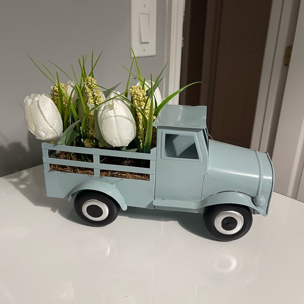 Cute metal farm truck decor with white flowers.